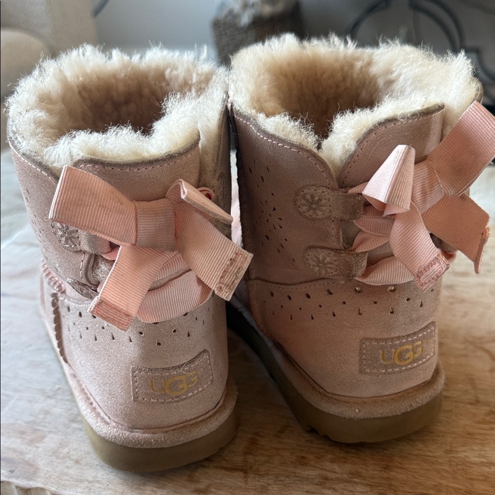 UGG women’s 6 Pink Suede Boots with Gold‎ Logo - Picture 5 of 6